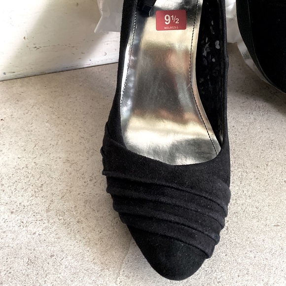 Classic winter black pump by Style & co. Pleated toe design in suede fabric. - Picture 2 of 6